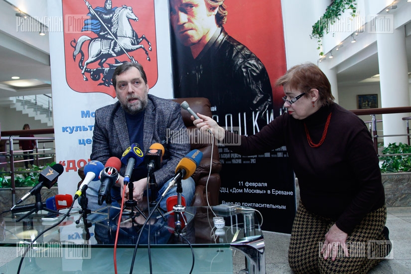 В Ереване состоялась закрытая премьера фильма Высоцкий. Спасибо, что живой и пресс-конференция Никиты Высоцкого