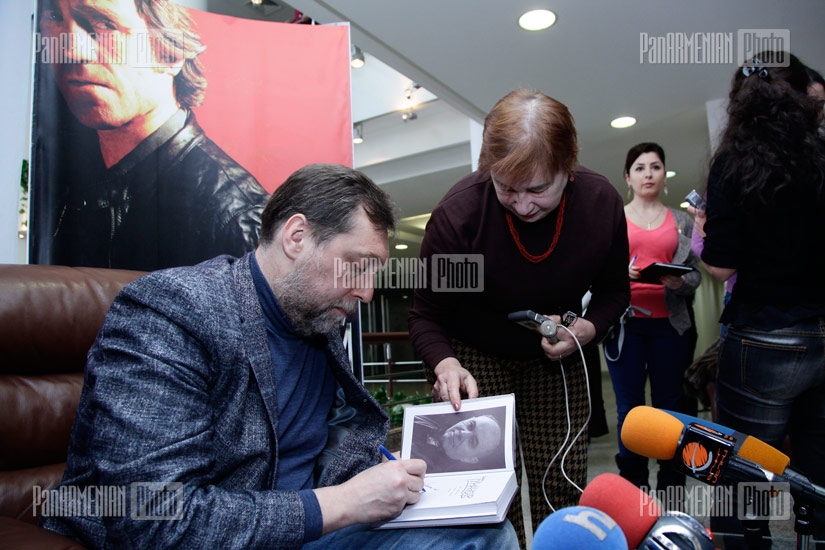 В Ереване состоялась закрытая премьера фильма Высоцкий. Спасибо, что живой и пресс-конференция Никиты Высоцкого