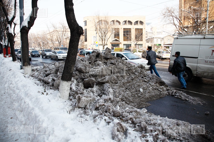 Снежные горы на проспекте Баграмяна в Ереване