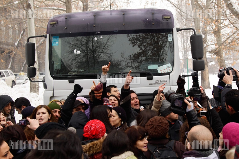 Акция протеста против строительства в парке Маштоца в Ереване