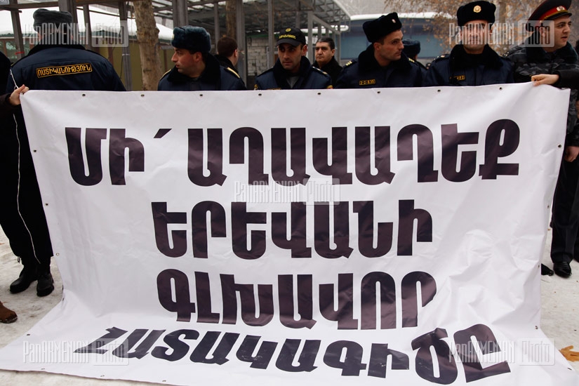 Акция протеста против строительства в парке Маштоца в Ереване