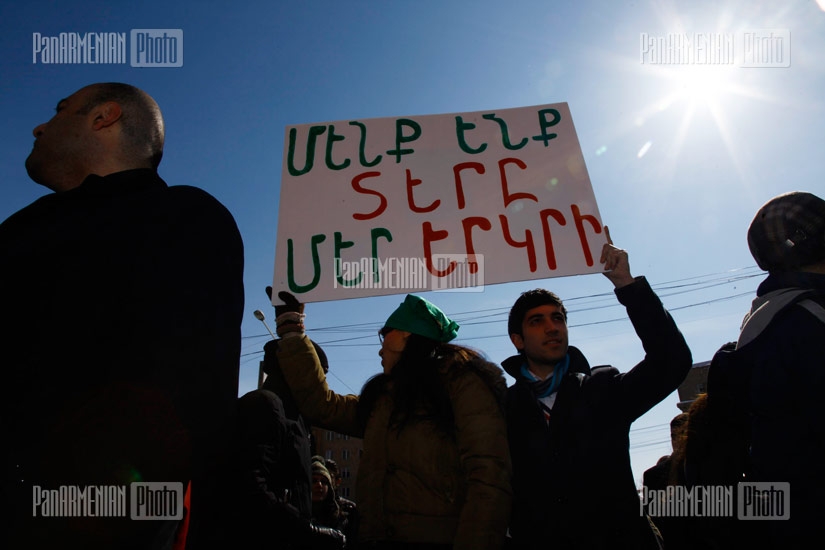 Борцы против строительства киосков в парке Маштоца провели акцию протеста перед мэрией Еревана