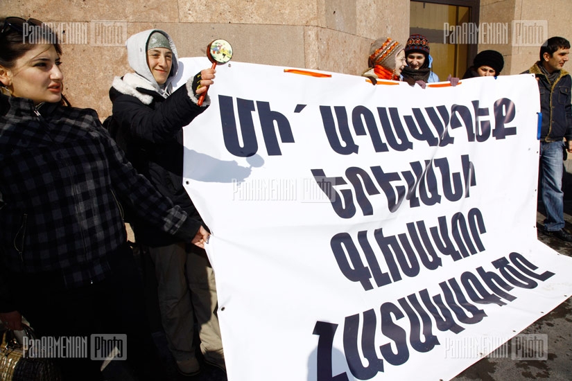 Activists struggling against constructions in Mashtots park gather in front of Yerevan Municipality  