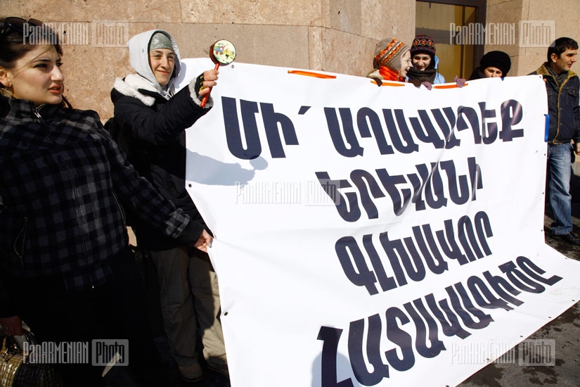 Борцы против строительства киосков в парке Маштоца провели акцию протеста перед мэрией Еревана