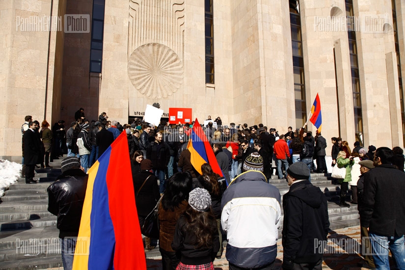 Борцы против строительства киосков в парке Маштоца провели акцию протеста перед мэрией Еревана