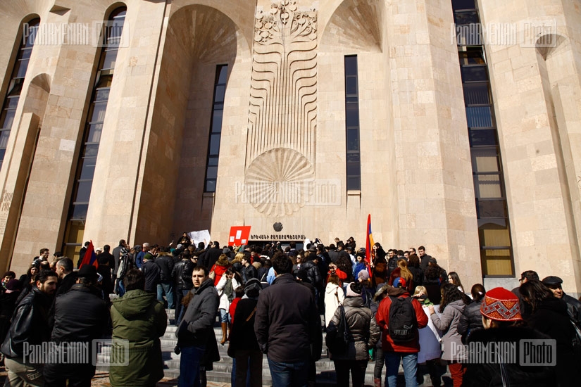 Activists struggling against constructions in Mashtots park gather in front of Yerevan Municipality  