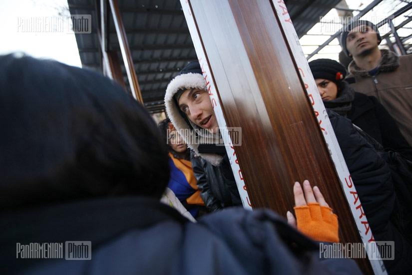 Активисты оккупировали стройплощадку в парке Маштоца в Ереване