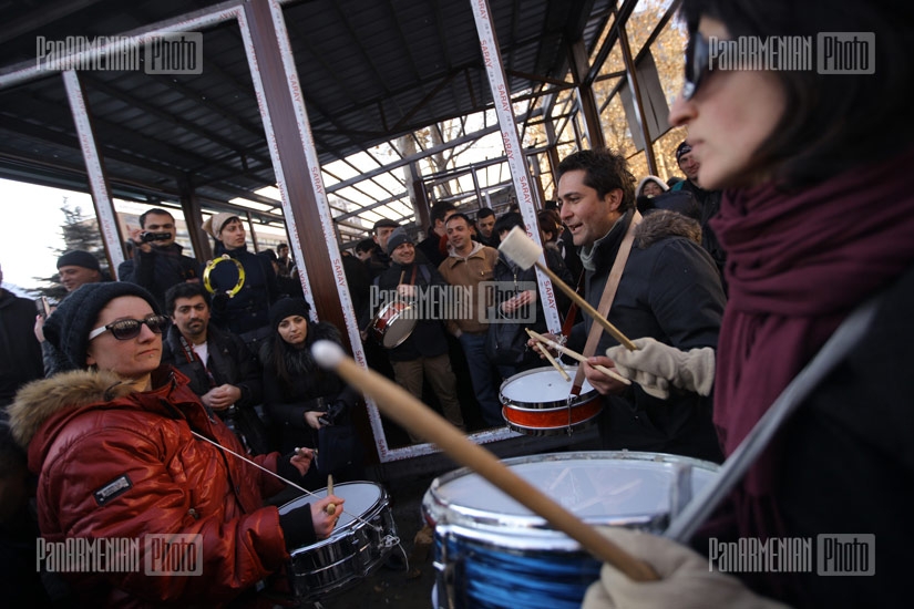 Activists occupy the construction sites in Mashtots park