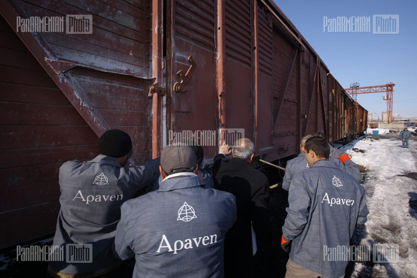 Премьер-министр Армении Тигран Саркисян принял участие в разгрузке вагонов с удобрением 