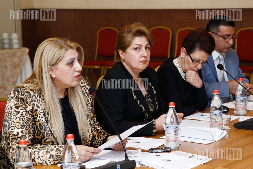 Round table discussion organized by Paros foundation