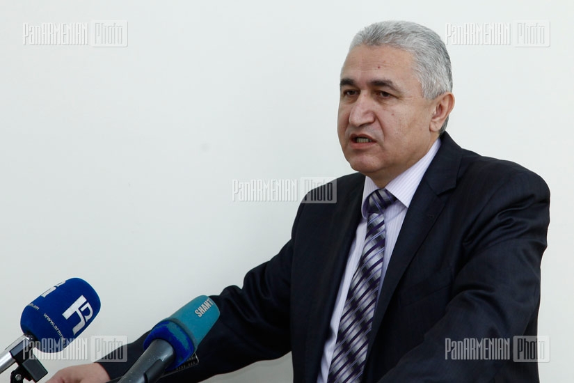 Chairman of RA State Property Management Department Arman Sahakyan and RA Economics University rector Koryun Atoyan sign a memorandum
