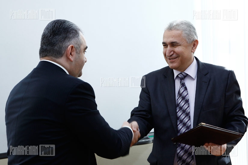 Chairman of RA State Property Management Department Arman Sahakyan and RA Economics University rector Koryun Atoyan sign a memorandum