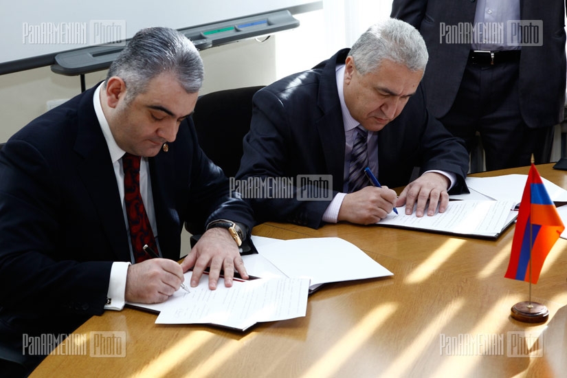 Chairman of RA State Property Management Department Arman Sahakyan and RA Economics University rector Koryun Atoyan sign a memorandum