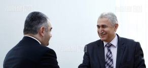 Chairman of RA State Property Management Department Arman Sahakyan and RA Economics University rector Koryun Atoyan sign a memorandum
