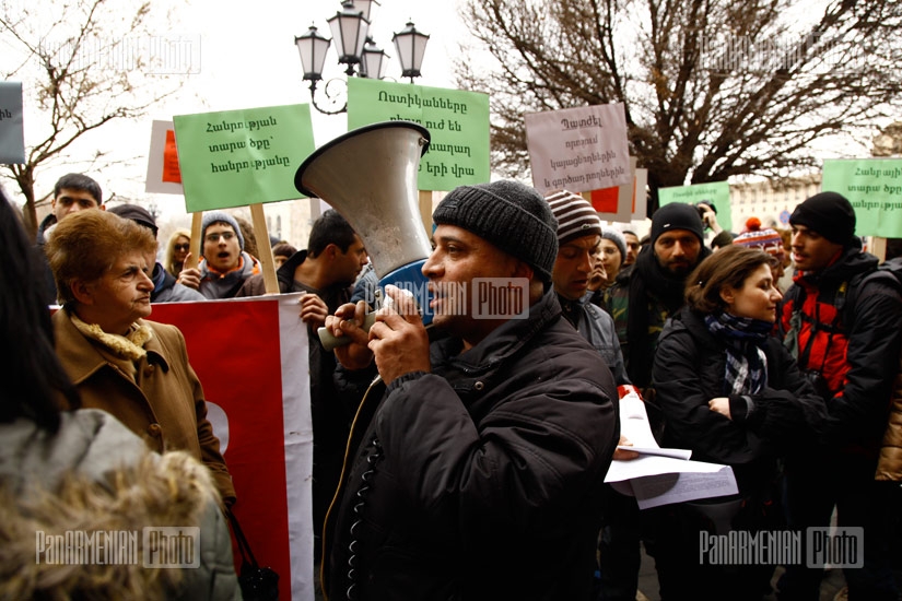 Environmentalist activists protest in front of Government building