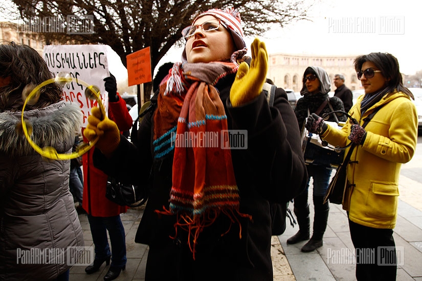 Environmentalist activists protest in front of Government building