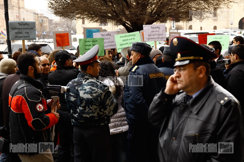 Environmentalist activists protest in front of Government building