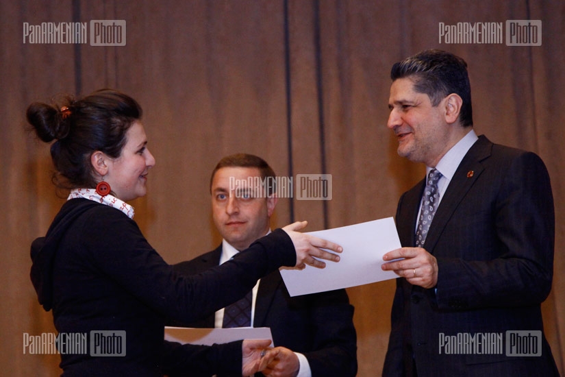 ՀՀ վարչապետ Տիգրան Սարգսյանը ուսանողներին տրամադրեց կրթաթոշակների հավաստագրեր