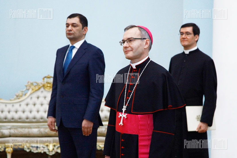 Vatican delegate Marek Solchinski hands in his credentials to RA President Serzh Sargsyan