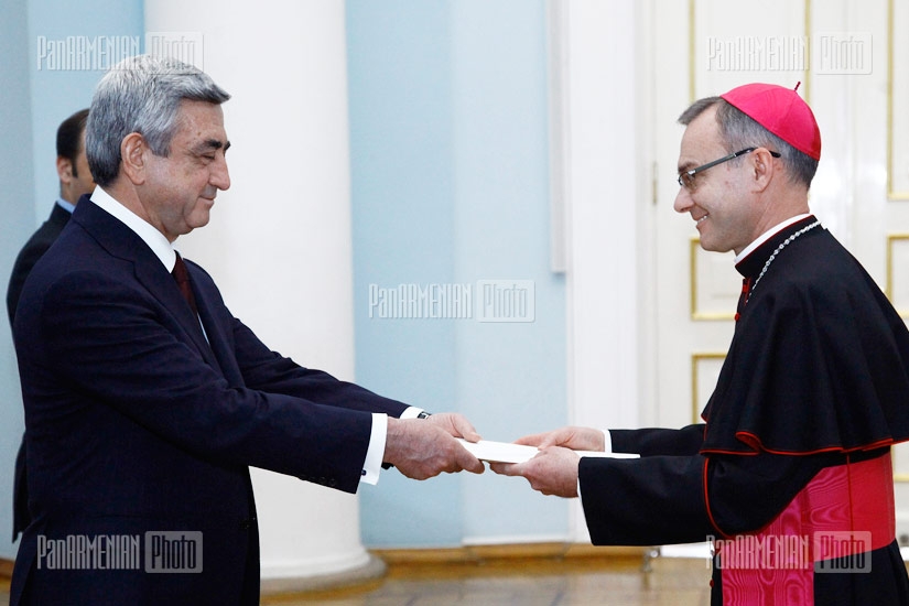 Vatican delegate Marek Solchinski hands in his credentials to RA President Serzh Sargsyan