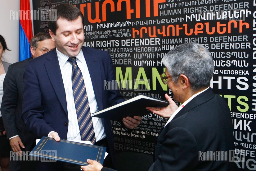 RA Human Rights Defender Karen Tovmasyan and USAID Armenia Mission Director Jatinder Cheema sign a memorandum