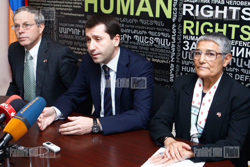 RA Human Rights Defender Karen Tovmasyan and USAID Armenia Mission Director Jatinder Cheema sign a memorandum