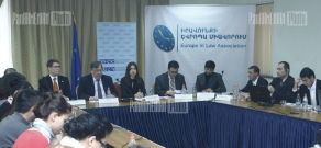 Round table discussion is held for mass media representatives concerning highlighting elections