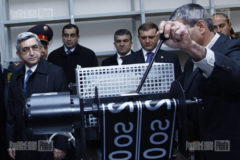 RA President Serzh Sargsyan visits Yerevan Road Police Registration Department