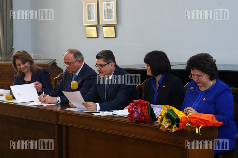 Women council by Prime Minister holds a session