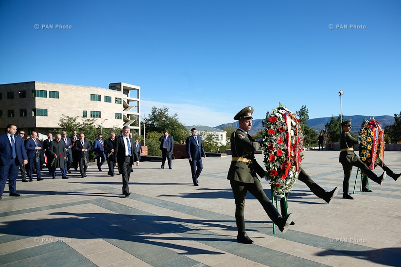 Премьер-министр Армении Карен Карапетян посетил Степанакертский мемориальный комплекс