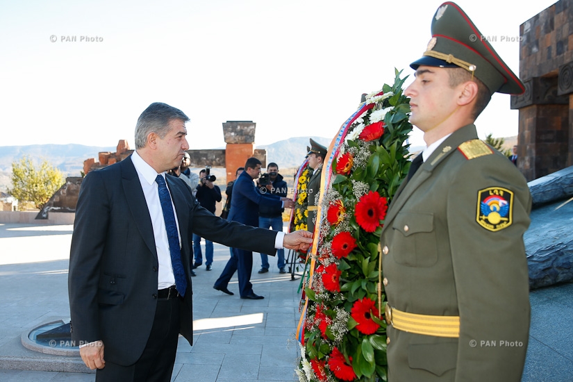 Премьер-министр Армении Карен Карапетян посетил Степанакертский мемориальный комплекс