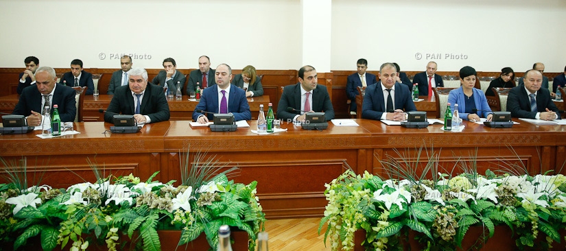 Под председательством премьер-министров РА и НКР Кареном Карапетяном и Араиком Арутюняном состоялось совместное совещание членов правительств Армении и Арцаха