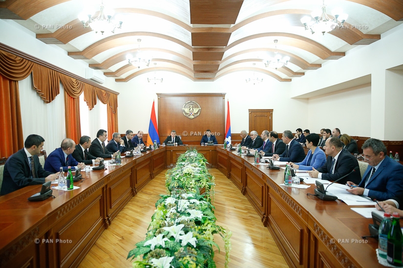 Под председательством премьер-министров РА и НКР Кареном Карапетяном и Араиком Арутюняном состоялось совместное совещание членов правительств Армении и Арцаха