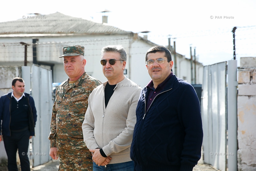 Armenian PM Karen Karapetyan and his Karabakh counterpart Arayik Harutyunyan visit a panzer division of central control in Artsakh