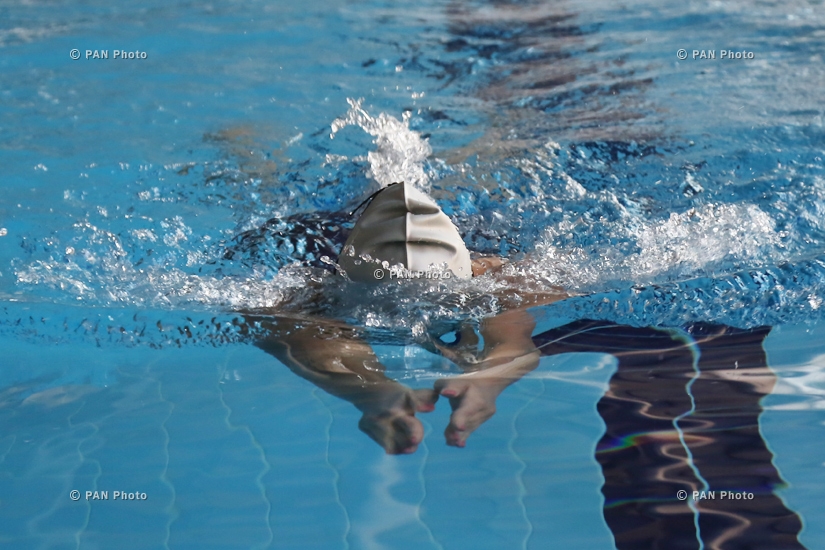 Участник двух Паралимпийских игр пловчиха Маргарита Овакимян тренируется
