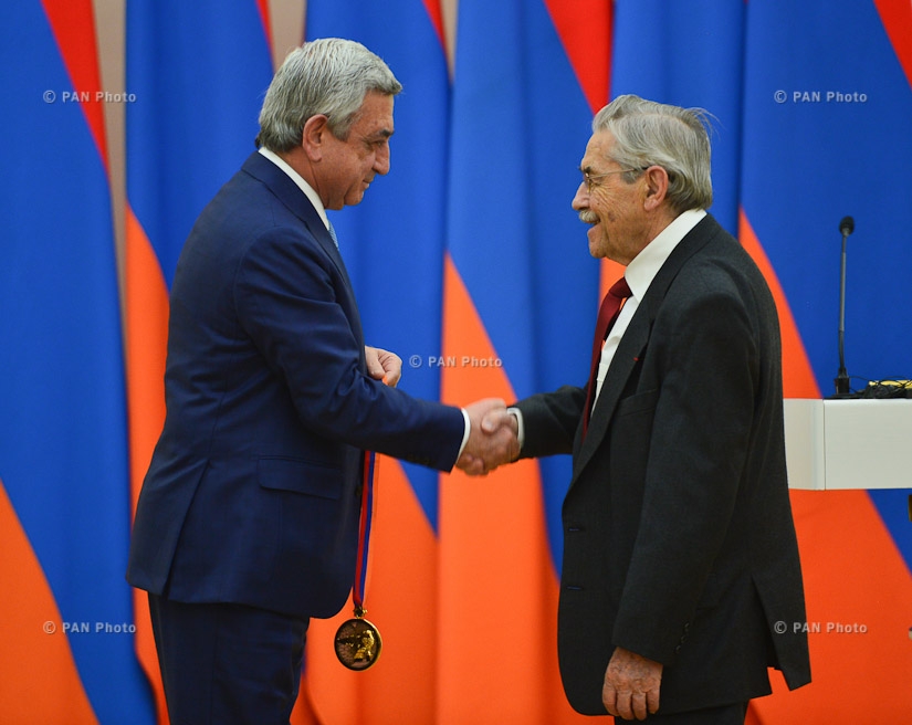 Президент Армении Серж Саргсян вручил Луи Пузену премию Президента Армении за вклад мирового значения в ИТ-сферу