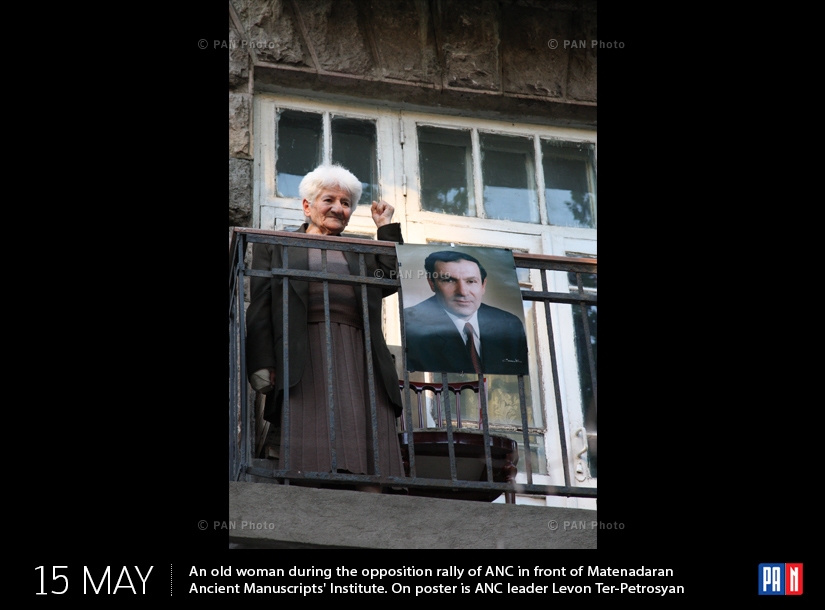   Пожилая женщина во время оппозиционного митинга АНК перед Институтом древних рукописей Матенадаран. На постере лидер АНК Левон Тер-Петроян 