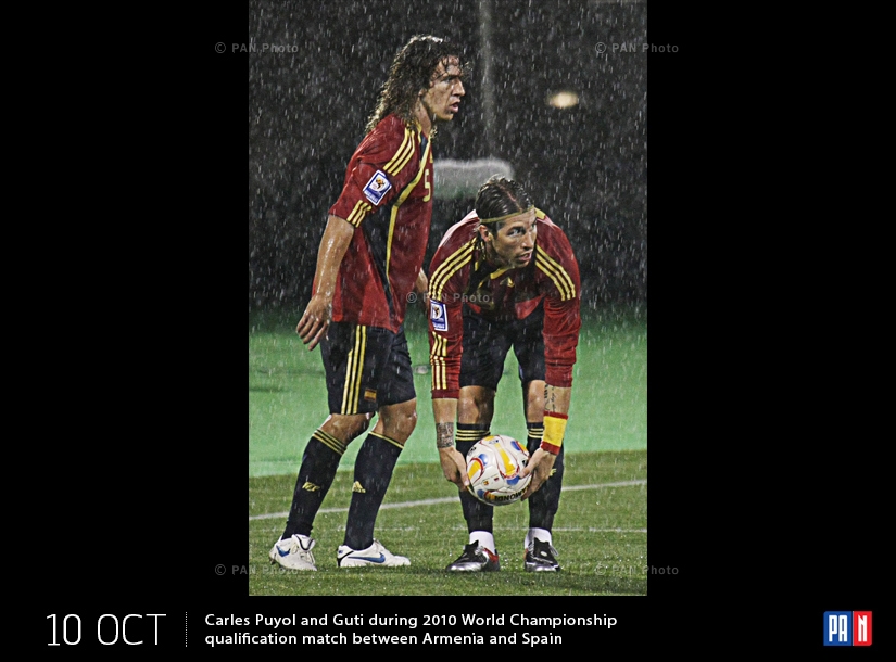 Карлес Пуйоль и Гути во время отборочного матча ЧМ-2010 Армения - Испания