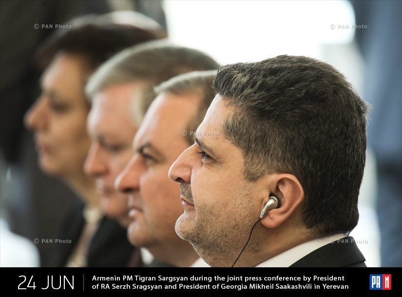 Премьер-министр Армении Тигран Саргсян во время совместной пресс-конференции президентов Армении и Грузии Сержа Саргсяна и Михаила Саакашвили в Ереване