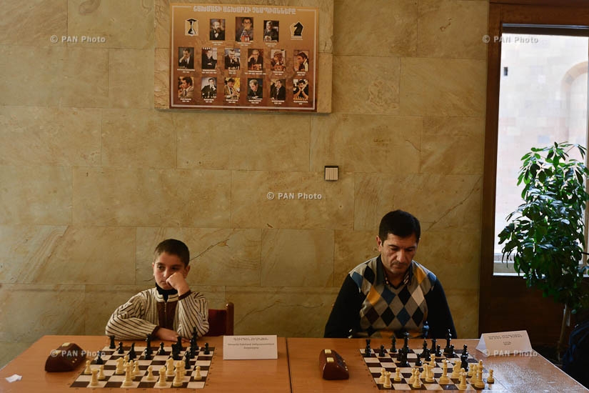 Simultaneous chess game with the participation of two grandmasters