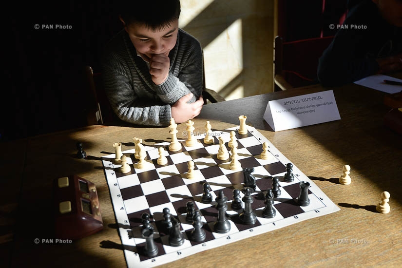 Simultaneous chess game with the participation of two grandmasters