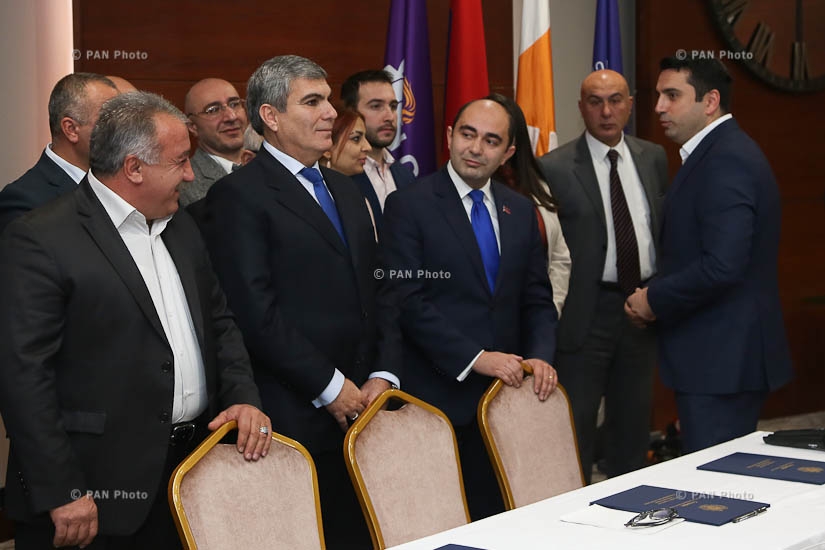 «Լուսավոր Հայաստան», «Հանրապետություն» և «Քաղաքացիական պայմանագիր» կուսակցությունների միջև համագործակցության հուշագրի ստորագրում