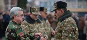Президент Армении Серж Саргсян в Степанакерте премировал группу лучших военнослужащих и ополченцев АО