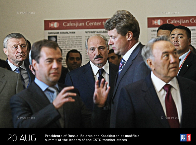 Ռուսաստանի, Բելառուսի և Ղազախստանի նախագահներ Դմիտրի Մեդվեդևը, Ալեքսանդր Լուկաշենկոն և Նուրսուլթան Նազարբաևը ՀԱՊԿ անդամ երկրների ղեկավարների ոչ պաշտոնական գագաթնաժողովին Երևանում