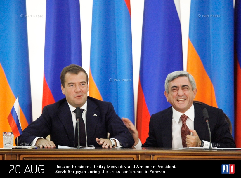 Президент России Дмитрий Медведев и президент Армении Серж Саргсян во время пресс-конференции в Ереване