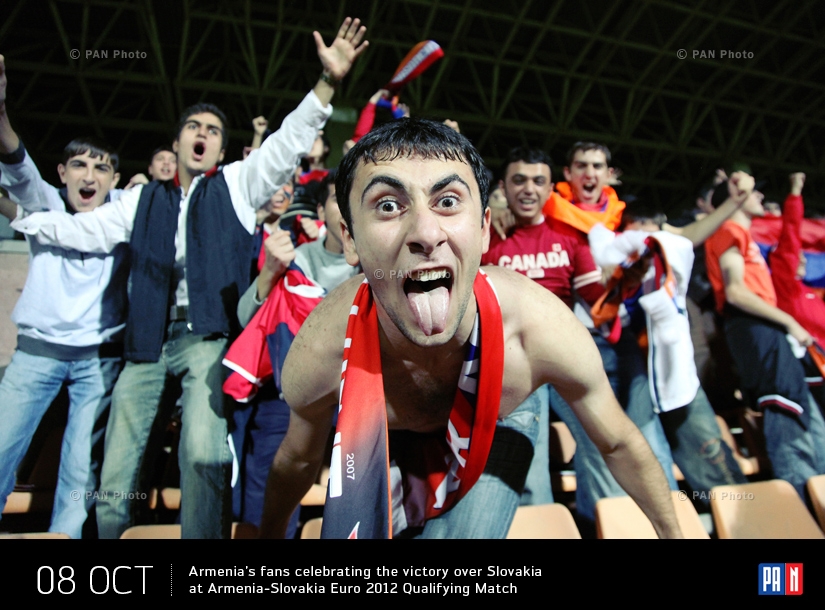 Болельщики Армении празднуют победу во время отборочного матча Евро-2012 Армения-Словакия