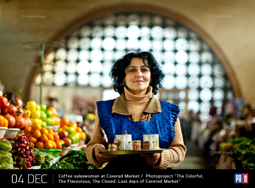 Սուրճ վաճառող կինը Փակ շուկայում / «Գունավորը, Բուրավետը, Փակը: Փակ շուկայի վերջին օրերը» ֆոտոնախագիծը