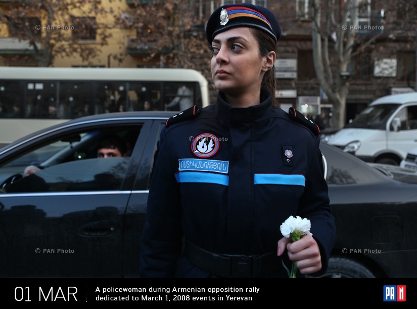 Женщина-полицейский во времня митинг в годовщину трагических событий 1-го марта 2008 года в Ереване