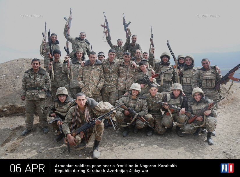 Армянские солдаты позируют на фронтовой линии Нагорно-Карабахской Республики во время четырехдневной войны Карабаха с Азербайджаном