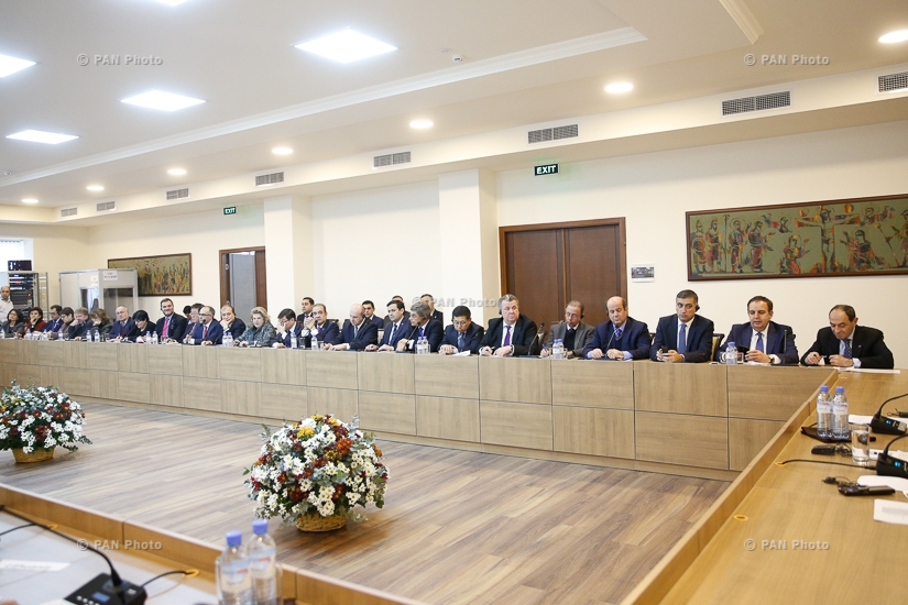 Armenian PM Karen Karapetyan meets with Diplomatic Corps representatives